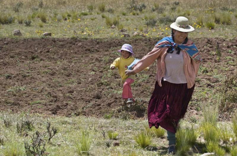 Madre con su Hijo, Puno, Peru, Lima, Sur America