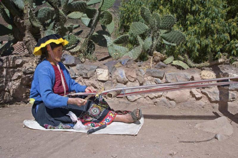 Mujer Tejiendo, Pisac, Cuzco, Cusco, Peru, Sur Ame...