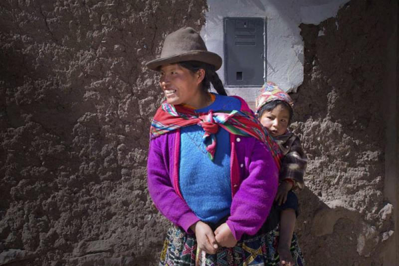 Madre con su Hijo, Pisac, Cuzco, Cusco, Peru, Sur ...