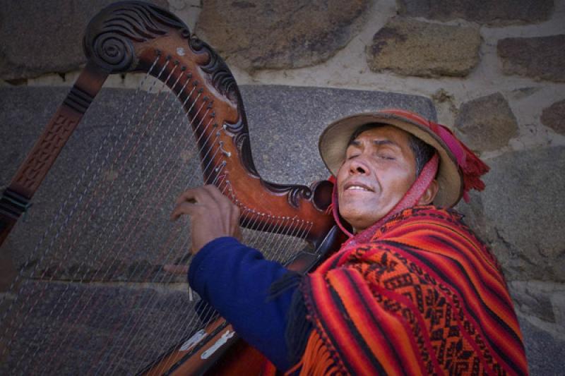 Musico de Ollantaytambo, Cuzco, Cusco, Peru, Sur A...