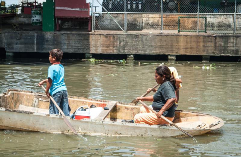 Mujer Remando con sus Hijos, Uraba, Antioquia, Col...