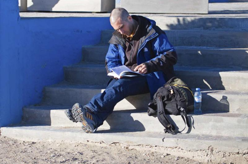 Hombre Leyendo, Peninsula Valdes, Patagonia, Argen...