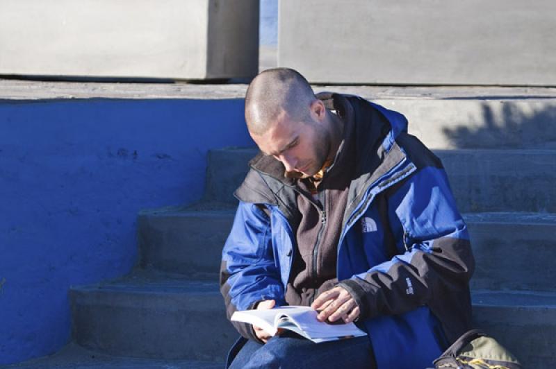 Hombre Leyendo, Peninsula Valdes, Patagonia, Argen...