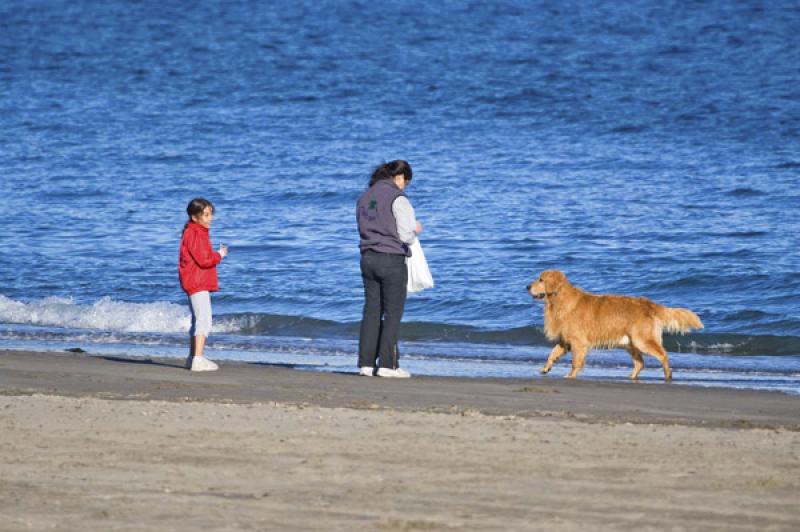 Madre con su Hija en la Playa, Peninsula Valdes, P...