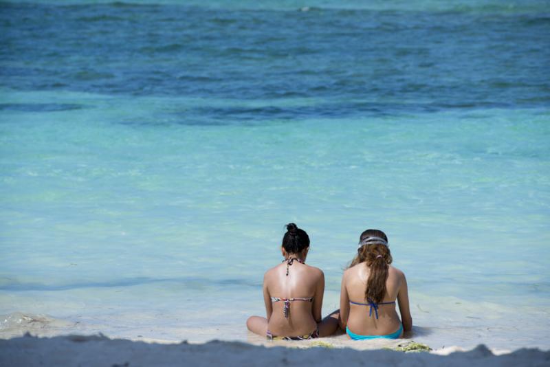 Niñas Sentadas en la Playa, Isla de San Andres, A...