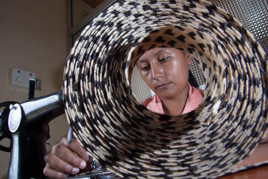 Mujer Haciendo un Sombrero Vueltiao