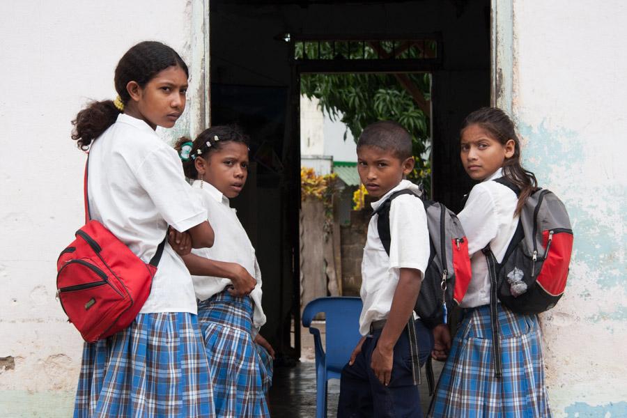 Niños en Uniforme de Colegio