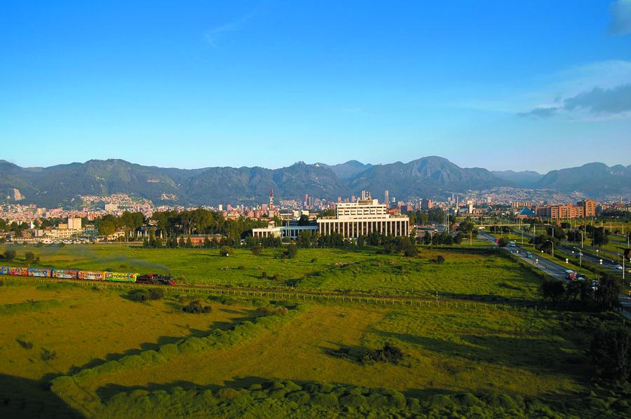 Panoramica del tren de la Sabana en la Ciudad de B...