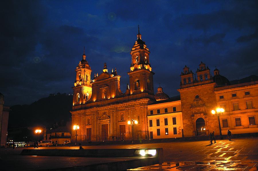 Catedral Primada y Plaza Bolivar en el barrio La C...