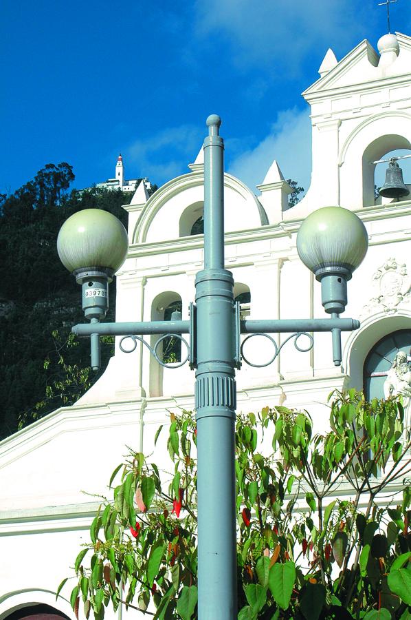 Primer Plano de una iglesia detras de una Lampara ...