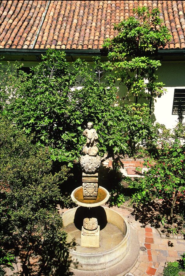 Patio Interior de una Casa del Barrio La Candelari...