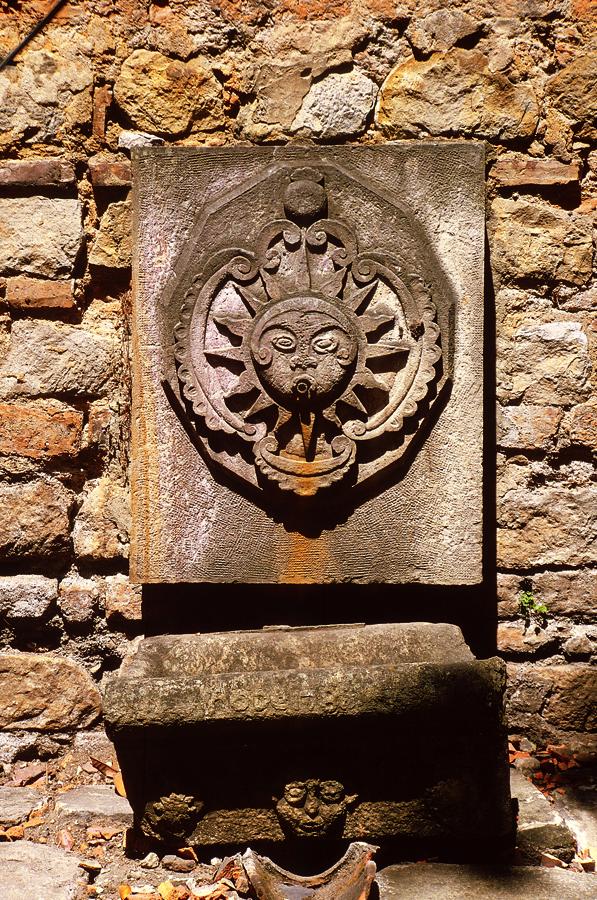 Detalle de Grabado en Piedra en el Barrio La Cande...