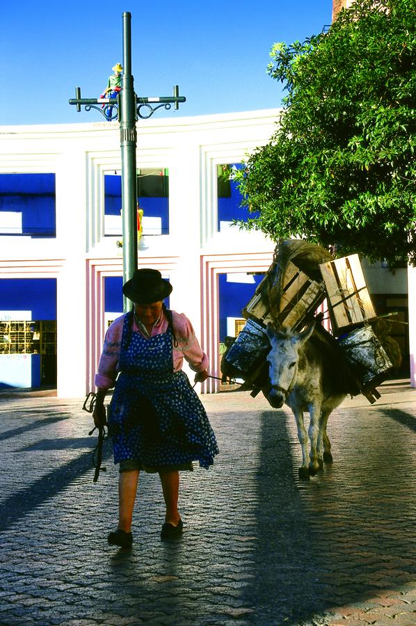 Campesina en la Plazoleta Barrio la Candelaria, en...