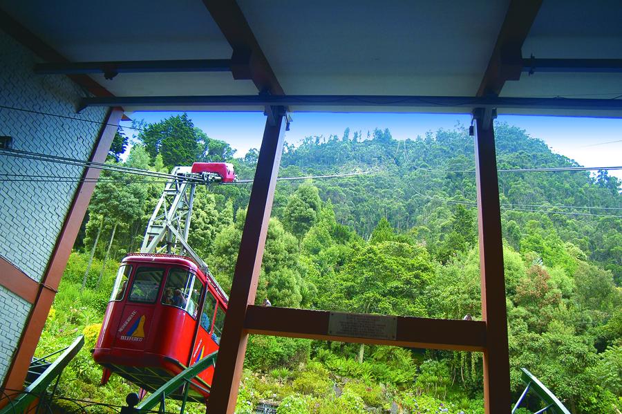 Teleferico en el Cerro Monserrate en Bogota, Cundi...