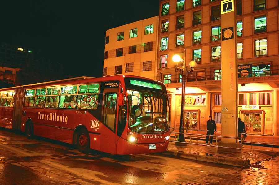 Vista Nocturna del Transmilenio en Bogota, CundinM...