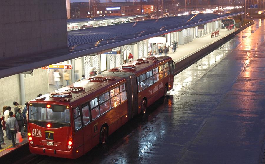 Vista Nocturna de una Estacion del Transmilenio en...