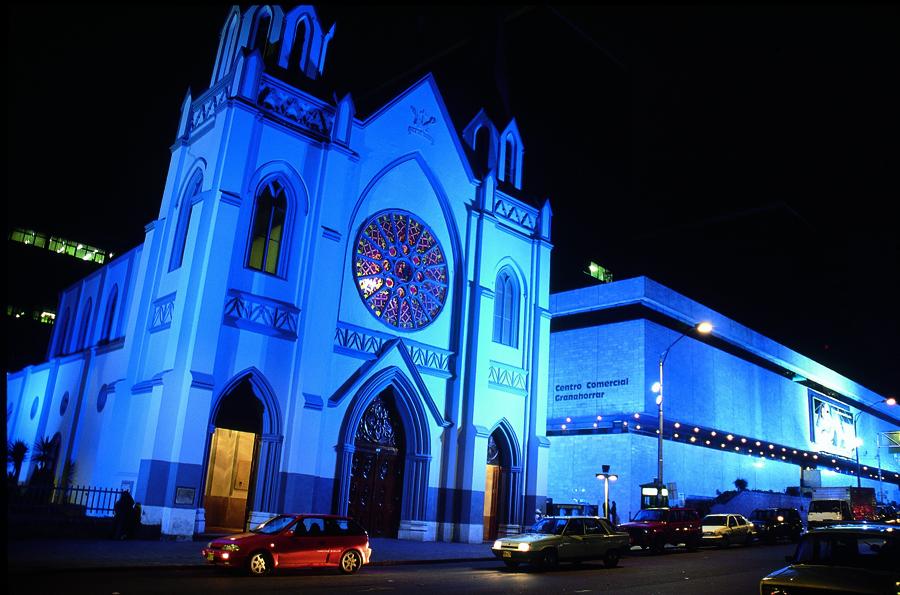 Vista Nocturna del la Iglesia de la Porciuncula y ...