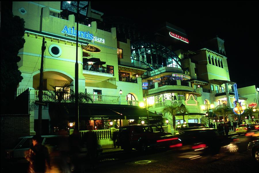 Vista Nocturna del Centro Comercial Atlantis Plaza...