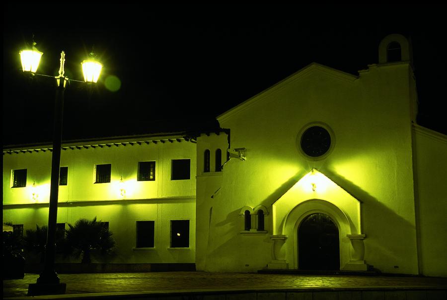 Vista Nocturna de la Iglesia de Santa Beatriz en B...