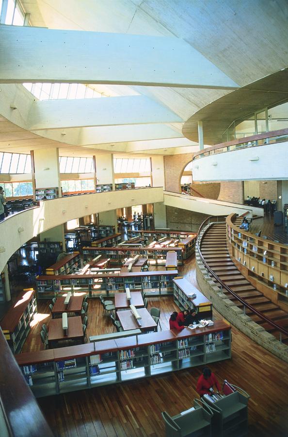 Interior de la Biblioteca Virgilio Barco en Bogota...