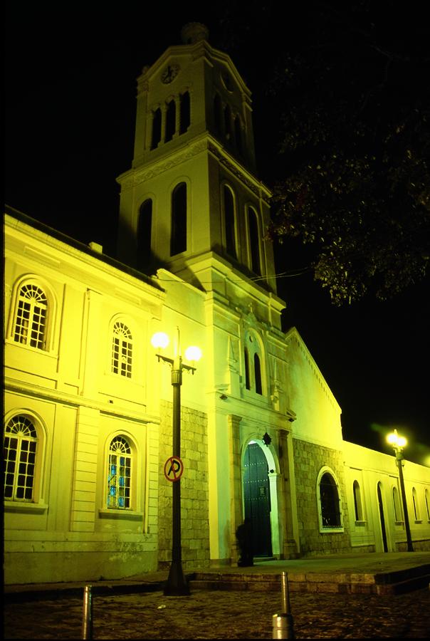 Vista nocturna de la Iglesia Santa Barbara en el B...