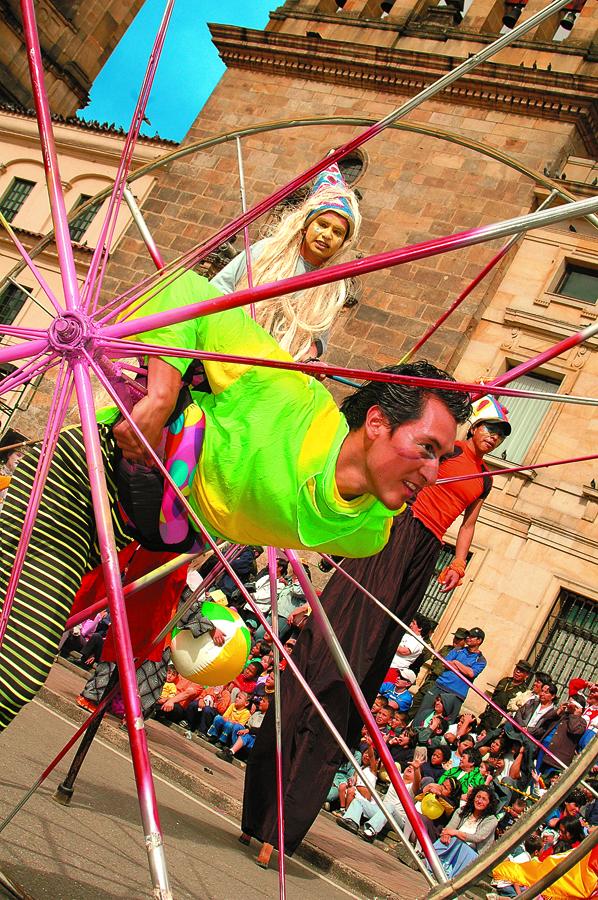 Malabarista en el Festival de Teatro en Bogota, Cu...