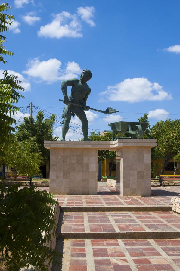 Monumento a los recolectores de sal, Manaure, Mana...