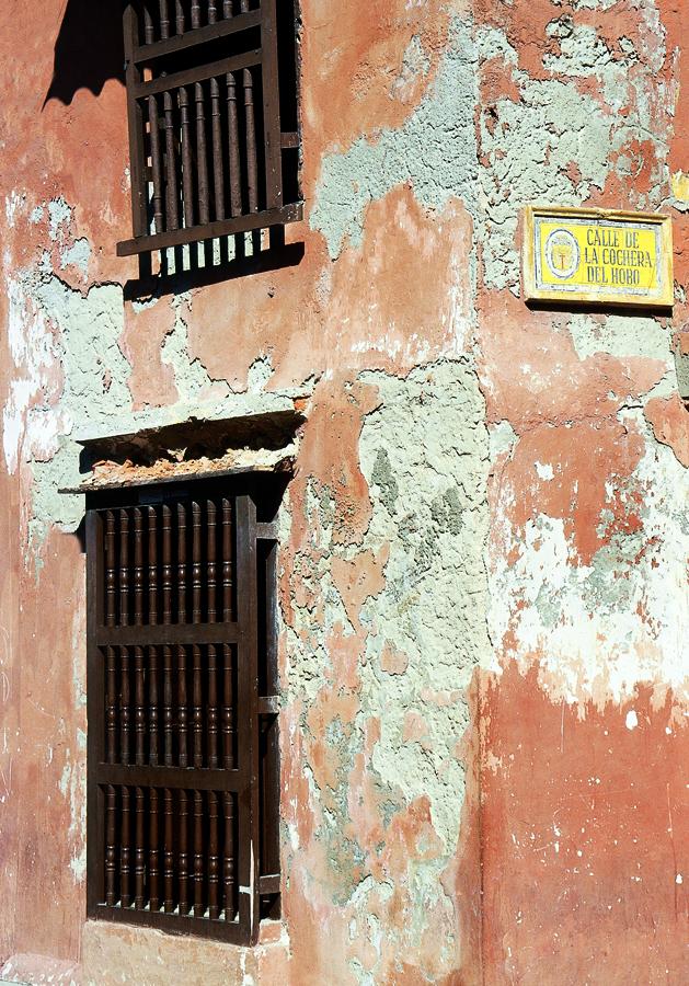 Ventana de una Fachada Colonial ubicada sobre la e...