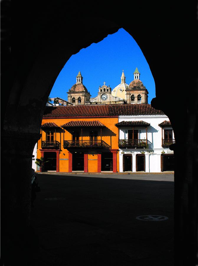 Casas Coloniales de la Plaza de la Aduana con los ...