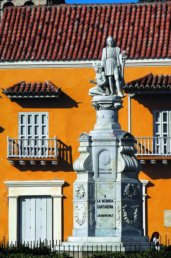 Monumento de Cristobal Colon en Frente de una Fach...