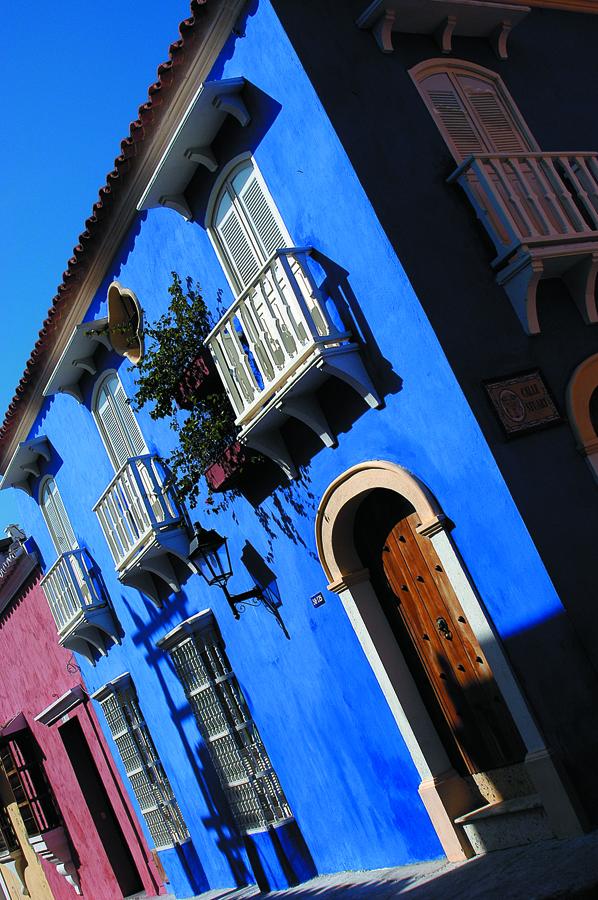 Esquina de la Calle Stuar, Fachada azul Colonial, ...