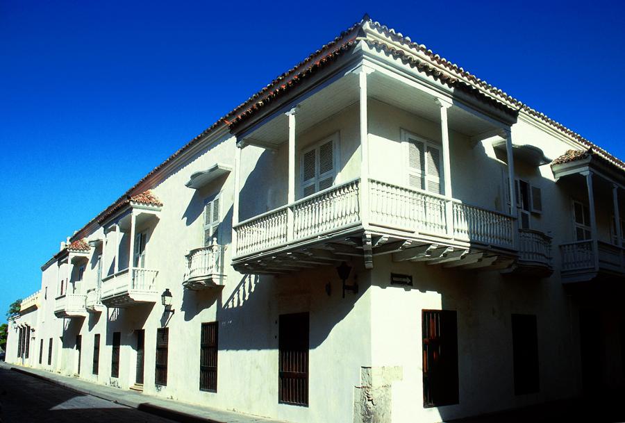 Fachada blanca en una Esquina en Cartagena, Boliva...