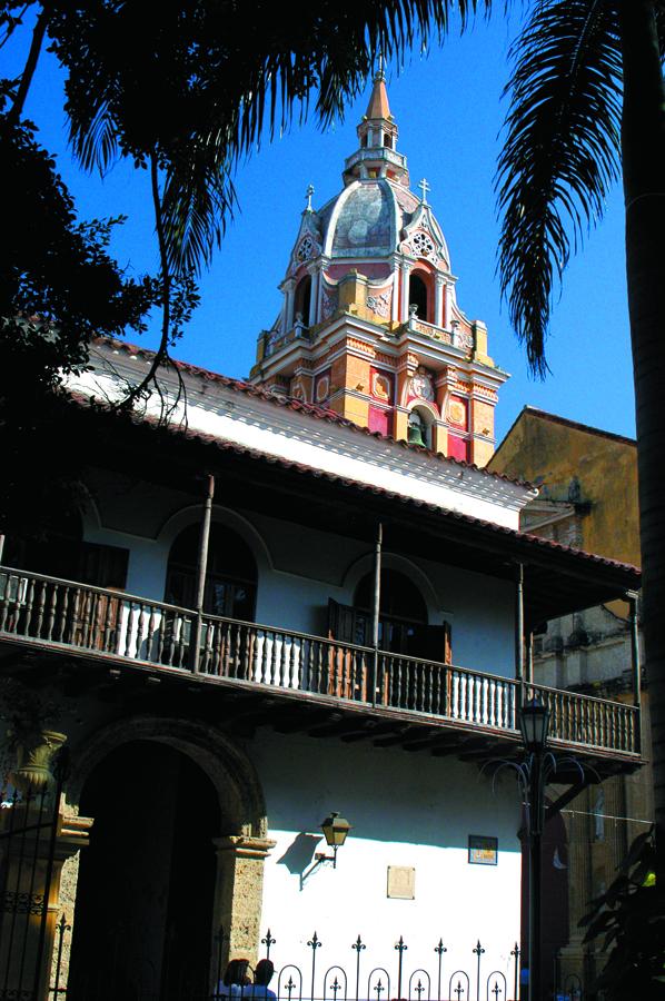 Fachada de una Casa con la Torre de la Catedral de...