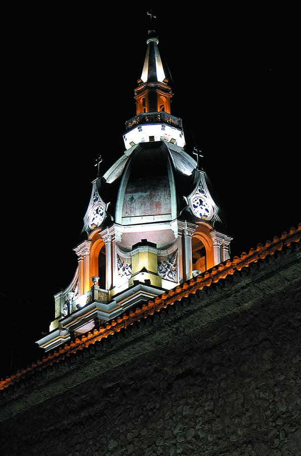 Imagen nocturna de la Torre de la Catedral de Cart...