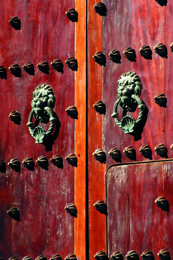 Detalle de aldabones de una Puerta Antigua en Cart...