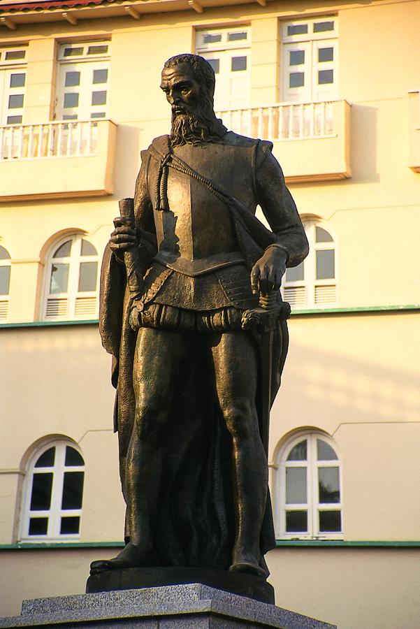 Monumento a Pedro de Heredia en la Plaza de los Co...