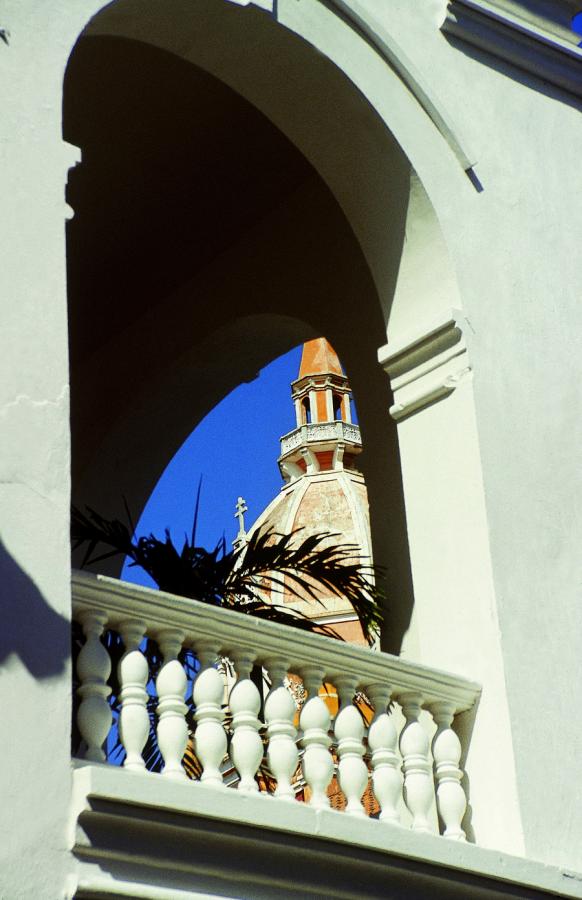 Detalle de un Balcon en Arco que deja ver al fondo...