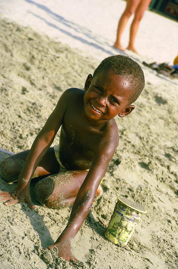 Niño en la playa de Cartagena, Bolivar, Colombia