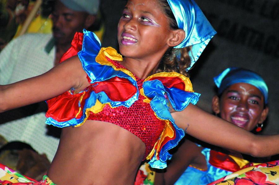 Joven Vestida con un traje tipico de Mapale, en Ca...