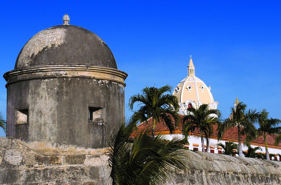 Murallas de Cartagena al fondo la Iglesia San Pedr...