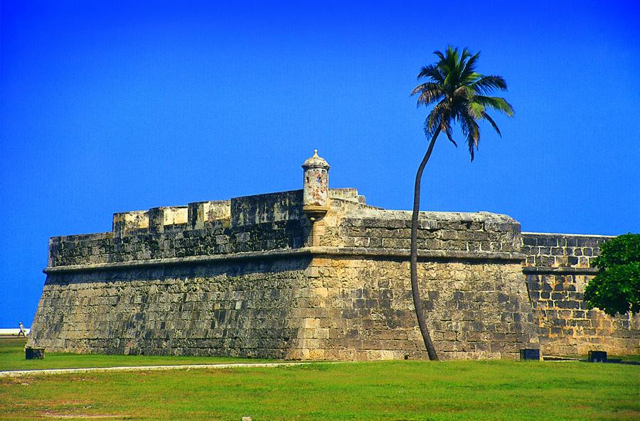 Muralla en el Fuerte San Fernando Cartagena, Boliv...