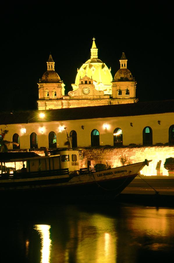 Muelle de Cartagena de Indias, al fondo el campana...