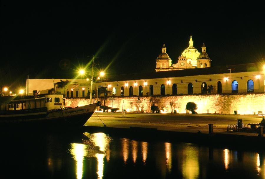 Muelle de Cartagena de Indias, al fondo el campana...