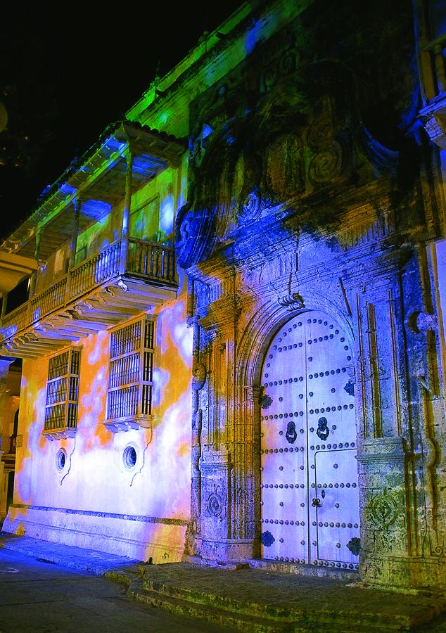 Imagen nocturna del Palacio de la Inquisicion Muse...