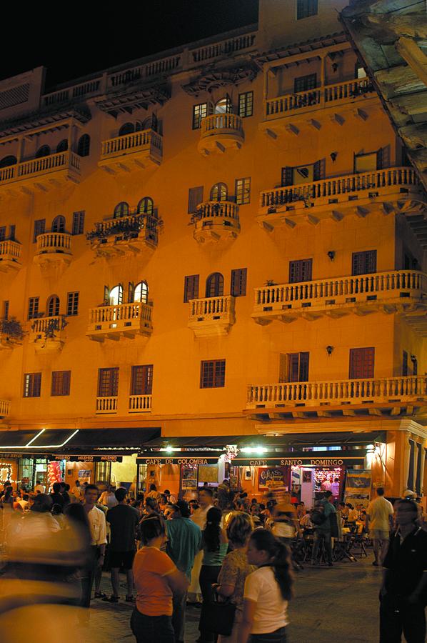 Foto nocturna de la Plaza Santo Domingo, Cartagena...