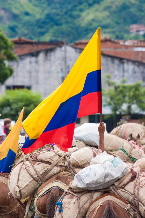 Bandera de Colombia en Medio de una Caravana de Mu...