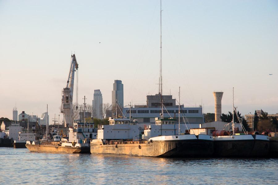 Navios en el Puerto Rio de la Plata, Buenos Aires,...