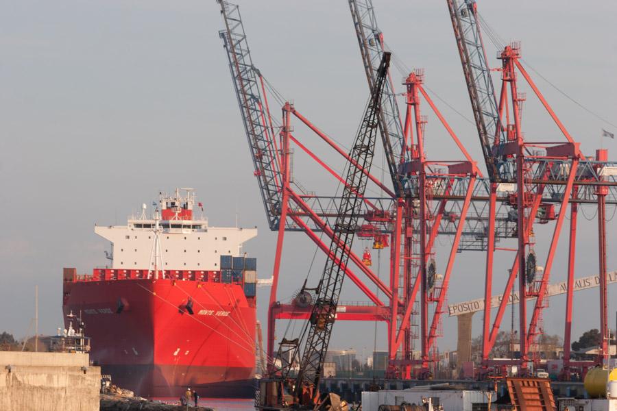 Navios en el Puerto Rio de la Plata, Buenos Aires,...