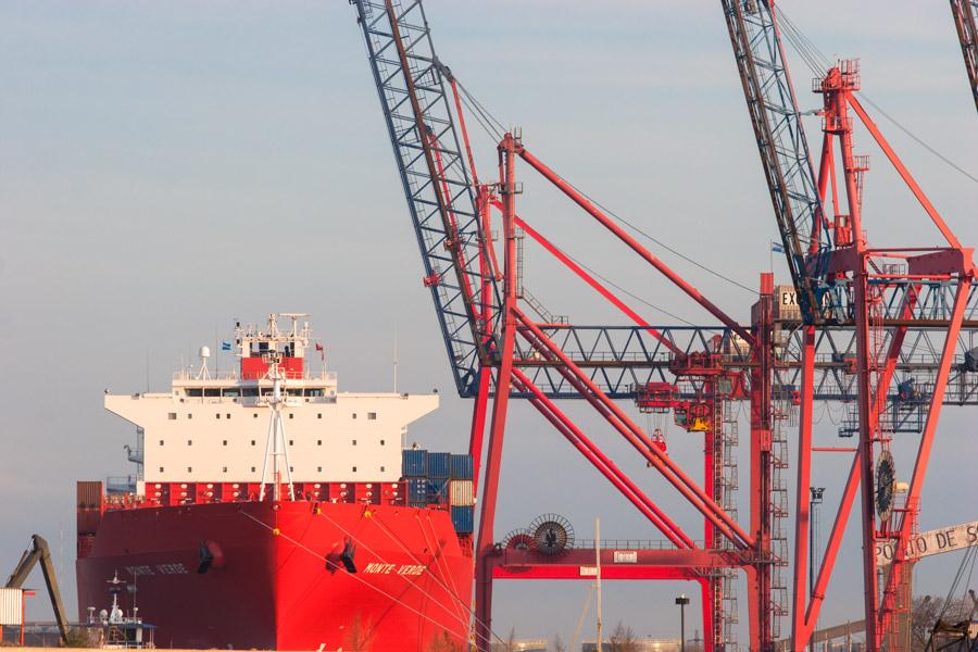 Navios en el Puerto Rio de la Plata, Buenos Aires,...