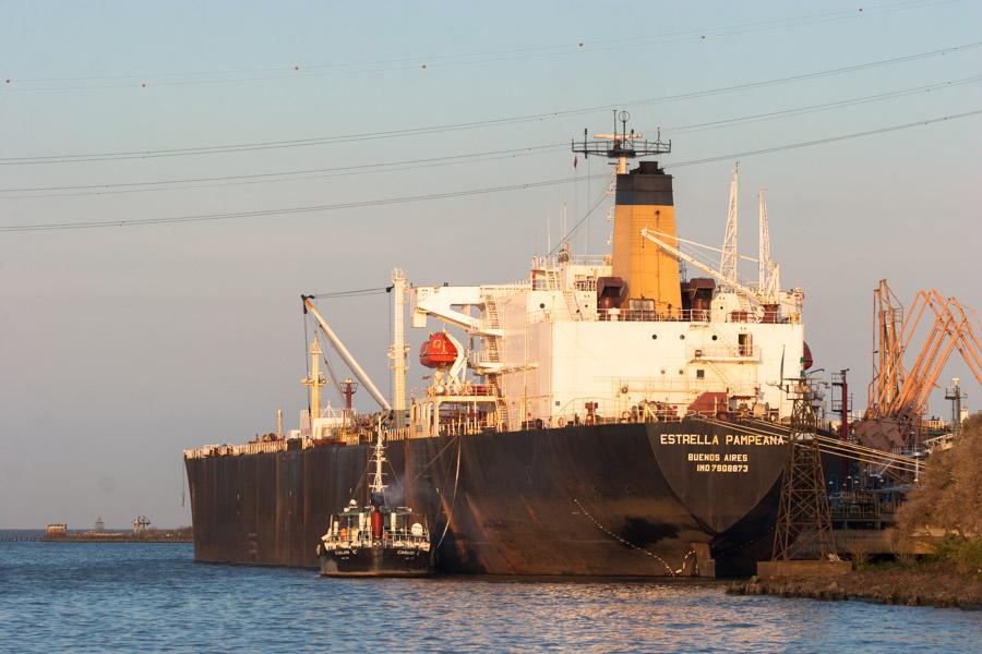 Navios en el Puerto Rio de la Plata, Buenos Aires,...